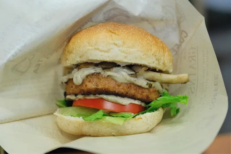 VegFarm無國界蔬食餐廳｜松露未來漢堡引進台中！未來肉將席捲新市場！原來未來肉也能這麼好吃！台中美食推薦、台中蔬食推薦、台中漢堡推薦、台中健康餐廳推薦、南屯美食推薦、南屯蔬食推薦、南屯漢堡推薦