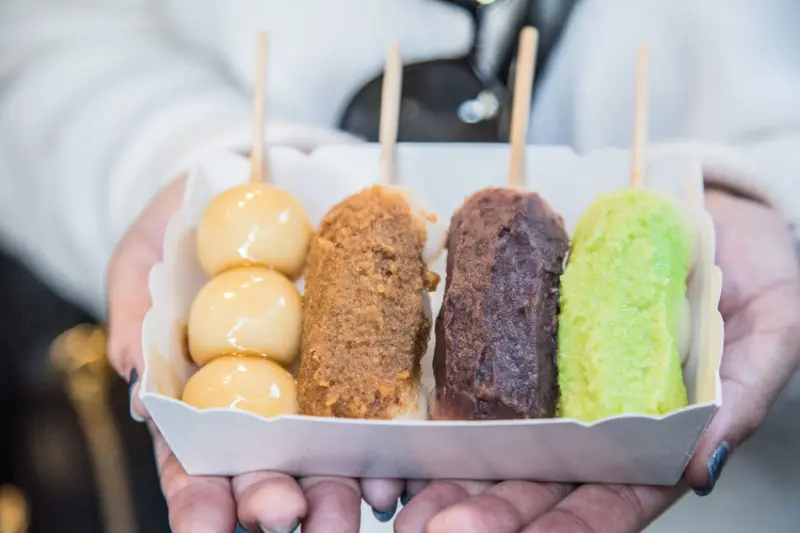 [新北淡水]淡水散步甜食，道地手作七色糯米糰子！福和菓子-日本道地純天然手作 - 大手牽小手。玩樂趣