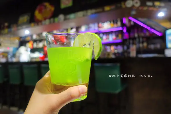 青蜂俠咖啡館｜近碧潭風景區、異國風情濃厚的餐廳～提供多樣化異國餐點以及調酒可以享用唷！