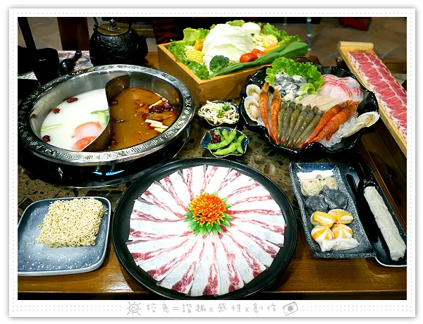 [高雄食記] 陶公坊~新興區火鍋推薦！正宗四川麻辣鴛鴦鍋！鴨血、豆腐和白飯吃到飽！超值海陸豪華四人套餐！(五福店)