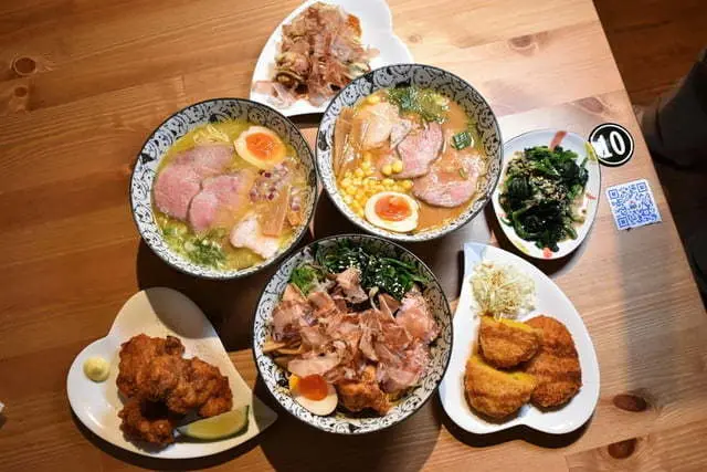 新店拉麵。海貓亭 うみねこ亭。新店平價日式拉麵推薦。近新店捷運站步行約10分鐘。可以順便來過碧潭遊