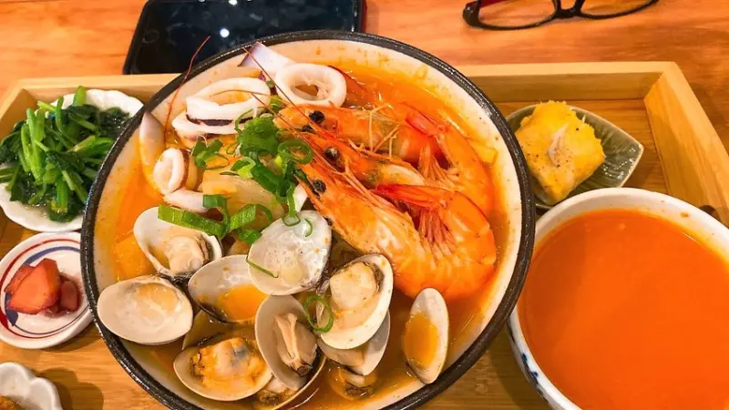 【新竹  美食】尋光小路，古樸的外表提供著各式套餐泡菜海鮮湯烏龍麵、蒜炒松阪豬，小菜與主食一樣都不容錯過