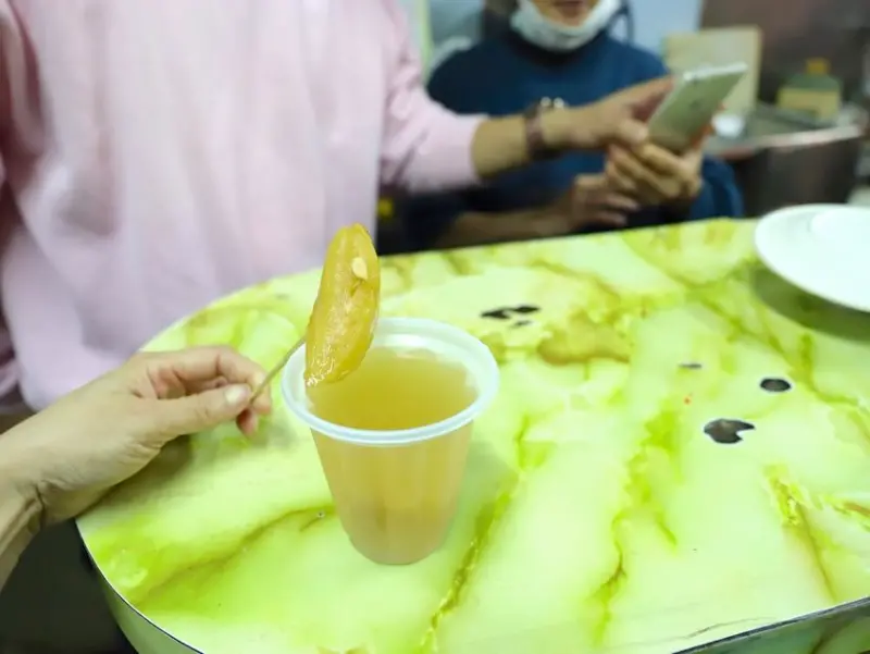 小公園水果店：台南小公園圓環旁的70年老店冰果室！古早味的楊桃湯，冰涼的懷舊美味！｜台南銅板美食.台南老店.台南懷舊飲料 - 進食的巨鼠