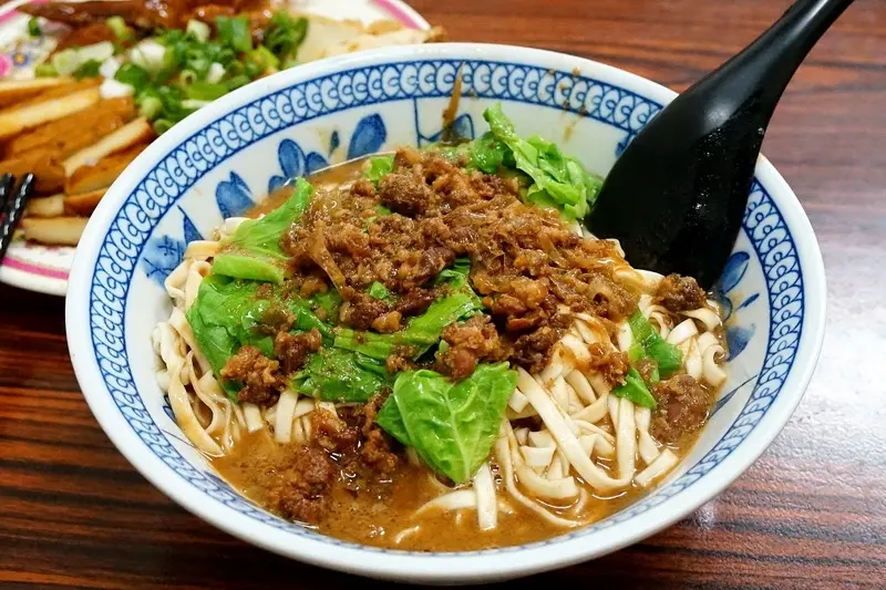 [花蓮美食]蓮香麵店-看著溝仔尾的繁華起落，花蓮60年老牌麵店，那一瓢滷汁的好味道，是花蓮人共同的味覺記憶 @跳躍的宅男