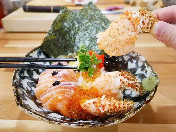 台北松山日式料理，霸氣丼飯超豐盛，在店內用餐還有味噌湯免費續，天天有限定菜色可以品嘗!-THE．春