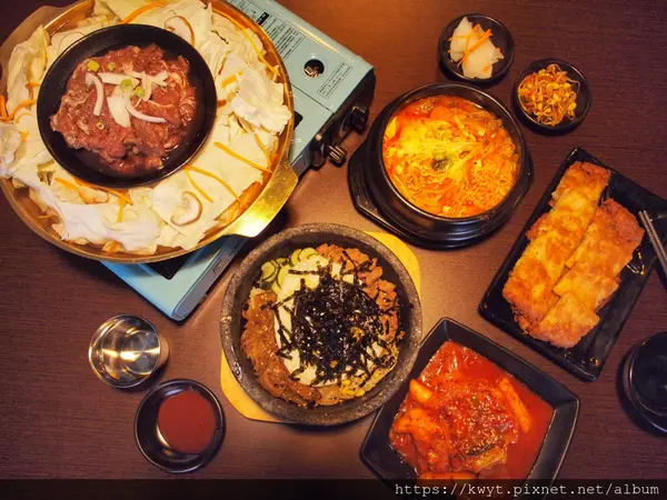 【高雄。美食】弘焺韓式料理。韓式風味料理，店面環境簡約溫馨，泡菜辣炒年糕、部隊鍋、銅盤烤肉好好食｜附菜單