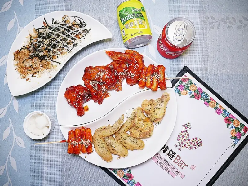 不能飛韓國吃美食，那就來吃韓國老闆帶進台灣的正統韓式炸雞吧! 超JUICY雞肉搭配特色醬汁好對味，手捏飯糰好吃又好玩-韓雞Bar桃園中央加盟店