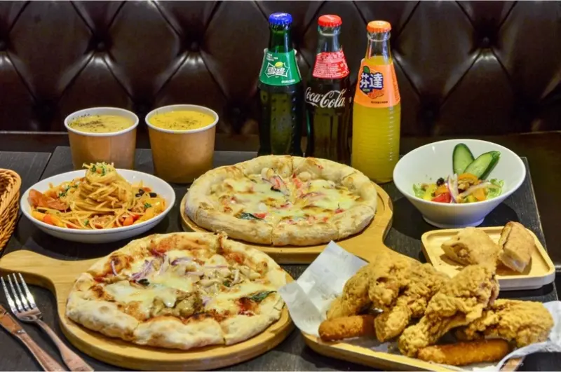 | 高雄美食 |平日一人只要$349義式手工現烤的道地Pizza口味多達17種/還有義大利麵.炸雞.甜點.吃到飽/餐點無雷CP很高/Pizza一番 (pizza吃到飽餐廳)