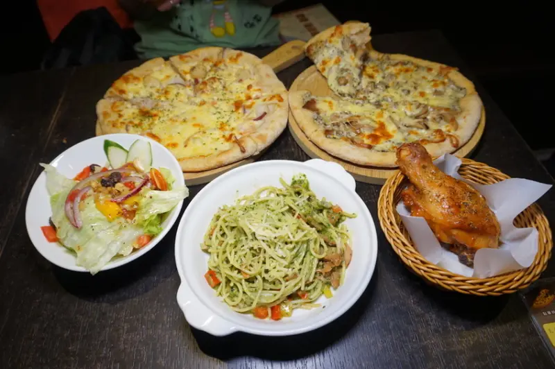 [高雄美食] Pizza 一番- 349 起咖啡廳環境 x 現點現做披薩吃到飽/ 高雄Pizza 推薦/ 高雄吃到飽推薦/炸雞吃到飽/ 高雄聚餐餐廳/ 巨蛋聚餐餐廳