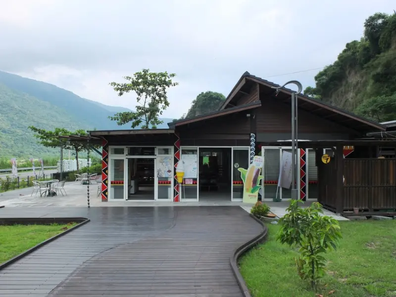 高雄六龜區景點。十八羅漢山服務區。荖濃溪河岸必遊第一站 親近風景秀麗的「台灣小桂林」