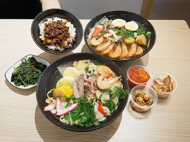 台北士林夜市鍋燒意麵，花雕湯頭超好喝，意麵是店家自己炸不怕吃到油耗味-伊府將．鍋燒