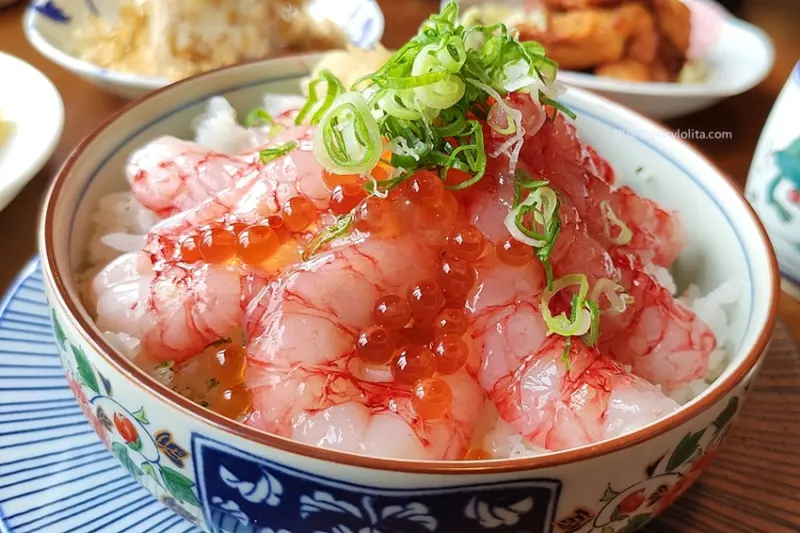 桃園隱藏版海鮮丼，只要199元就能吃！浮誇食材舖滿滿，爆炸份量滿到連飯都快看不見！ 