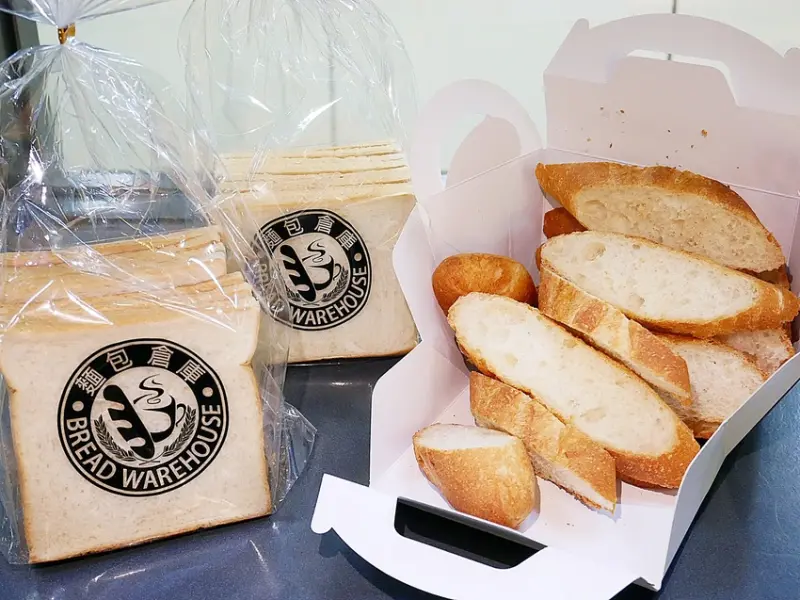 中和南勢角烘焙坊，除了每天新鮮現做麵包，因應疫情全部裝袋，晚上七點後產品都買二送一，就是不賣隔夜貨，想省荷包這邊看-麵包倉庫
