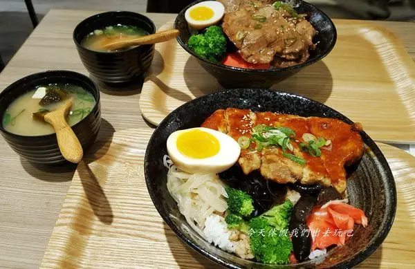 虎藏燒肉丼食所。一碗入魂外還來到飲料天堂。十幾種飲料任你喝