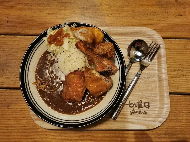 【台灣，桃園，中壢】在地生活的日常美食，ＣＰ值超高又美味的『七曜日咖哩』。（中壢美食）
