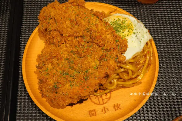 開小伙 宵夜 炸雞 鐵板麵｜太罪惡你不要看！一間店可以吃到鹹酥雞、誘人半熟蛋加鐵板麵，還可以三五好友相約喝酒暢談！