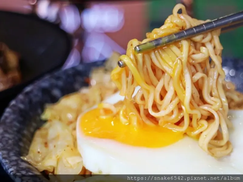 【台南南區】大林國宅美食/半熟蛋加分的乾撈麵香麻辣/自家研發的專屬滷汁『滷底撈』
