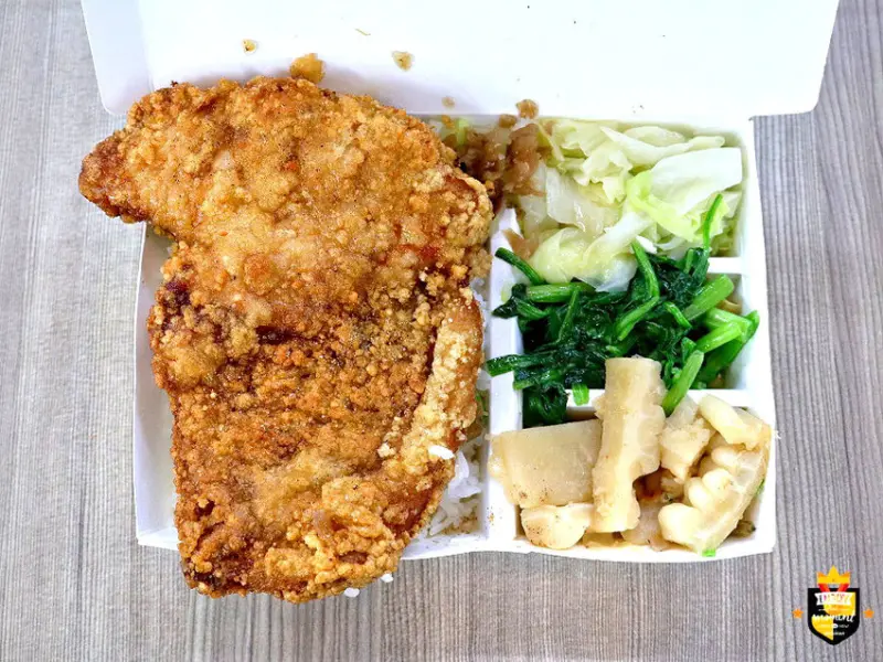 台南便當店／低調小店飄香32年／配菜每天不一樣／用餐時段必排隊／超人氣必點炸雞排／附贈古早味紅茶／在地人從小吃到大就愛這一味