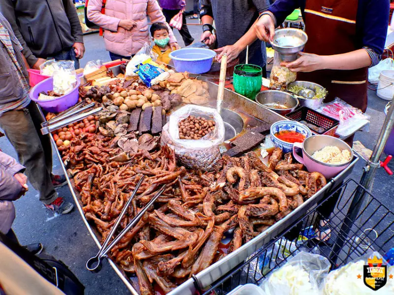 台南滷味／夜市限定飄香33年／限量供應一擺攤就排隊／一週只營業四天／獨家滷汁價格親民／在地人從小吃到大