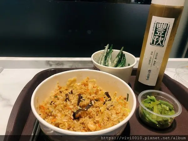 圓圓家愛吃貨-<台北中山> 豐快炒飯，粒粒分明的黃金炒飯，特別的川麻香辣，重點是店內完全無油煙