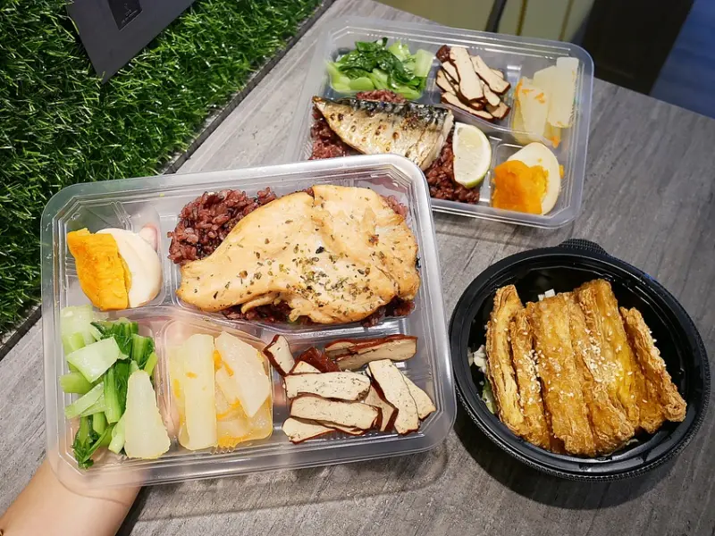 台中美村路低卡餐盒，主食都用氣炸方式料理，不油膩調味也剛剛好，氣炸豆包素食朋友也能盡情享用-約翰煮的