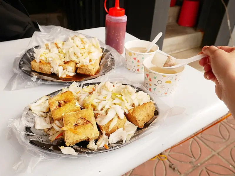 苗栗頭份超夯臭豆腐也開到新竹來囉! 外酥內嫩又濕潤的臭豆腐大推，上頭滿滿泡菜给得大方，辣醬超帶勁又香麻別錯過-夯臭豆腐