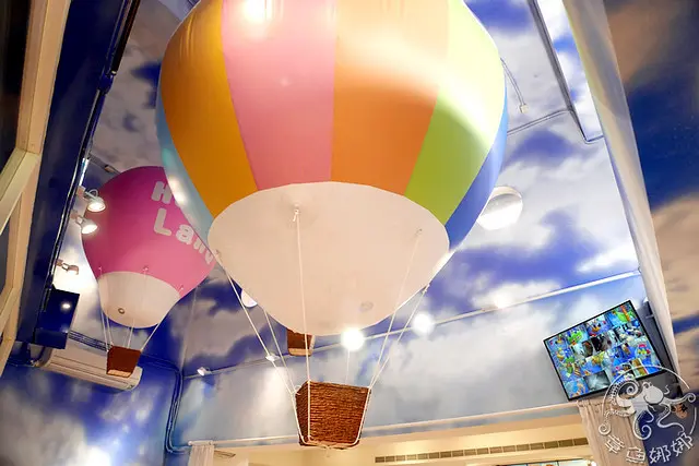 中永和大型親子餐廳【椰城愛樂園】熱帶海洋風親子餐廳，百坪空間還有兩層樓高的旋轉溜滑梯，細白沙坑、變身遊戲、益智區與小幼專區。