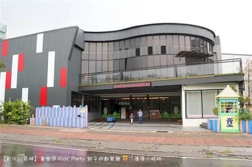 【彰化員林親子餐廳推薦】童樂匯Kidsparty親子遊戲餐廳。二層樓高宇宙飛行主題遊戲室/彈跳床/球池/影音互動遊戲/沙坑.....四大主題遊戲區，不限時歡樂一下午，餓了，絕不能錯過媲美五星級的Buf