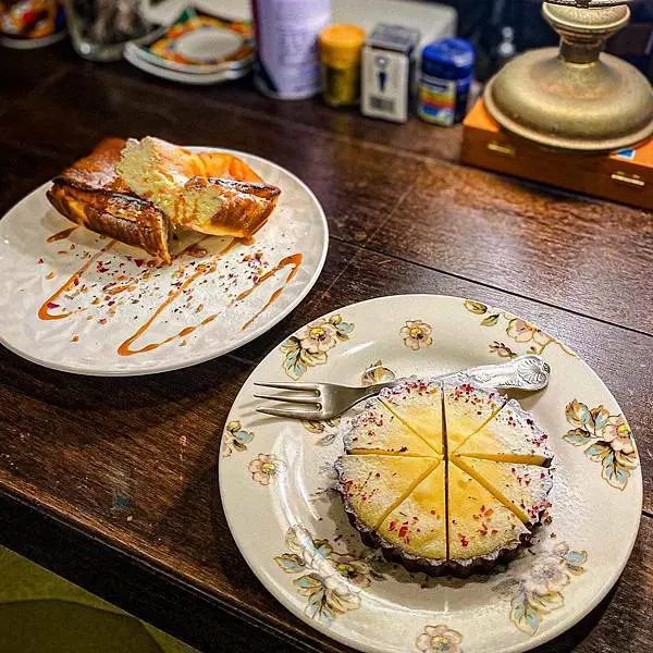 (台北士林站)Modism Café 摩德年代 深夜咖啡廳台北咖啡廳甜點推薦 復古風愜意氛圍 好吃檸檬塔巴斯克起司蛋糕