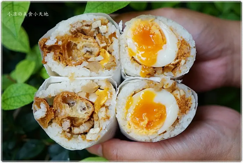 双胞胎飯丸║躲在巷弄裡飯捲式飯糰？隱藏版口味，整顆溏心蛋、手切滷肉通通包好包滿！
