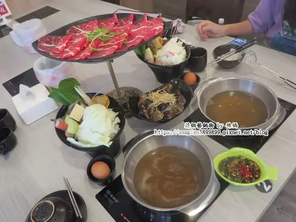 台中南屯火鍋【蔬鍋藝鍋物】鄰近文心森林公園的頂級海陸鍋物，各樣火鍋料.飲品.甜湯.冰淇淋等自助吧，歡樂吃到飽~
