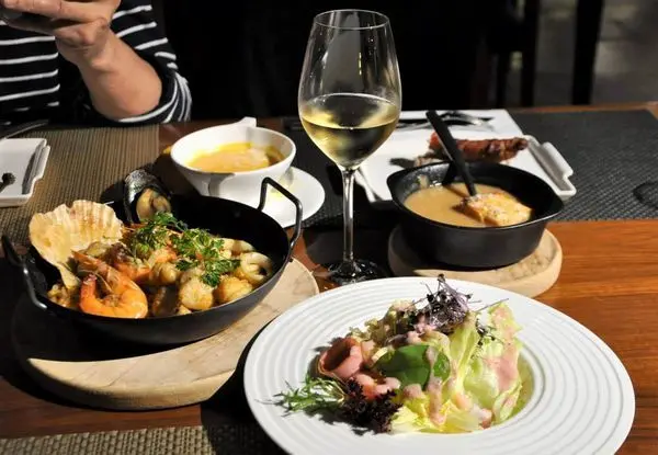 【台北市中山區】約會聚餐首選! 藏身在行天宮捷運站的高CP值「歐陸料理．葡萄酒餐廳WINE-derful」：寬敞浪漫的歐式裝潢擺設X一飯入魂的濃郁南洋海鮮咖哩燉飯