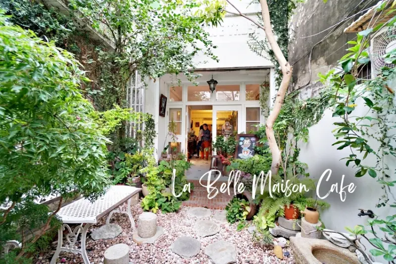 【台南】安平 La Belle Maison Cafe 花園裡吃甜點 法國手工甜品咖啡餐廳 - 水晶安蹄 不務正業過生活