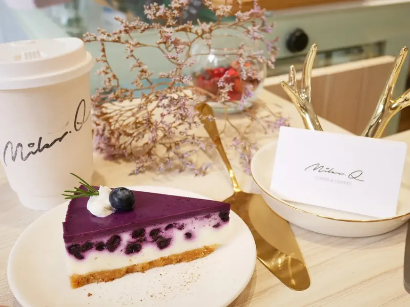 台北信義區下午茶、甜點，濃郁抹茶生乳捲是店內招牌，但藍莓乳酪也很厲害，低消親切不限制品項超貼心-Miles.Q