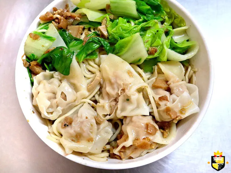 台南麵店／隱身傳統市場飄香60多年／古早眷村味老店／料多實在吃一碗飽兩餐／在地人從小吃到大／自製現包手工餛飩