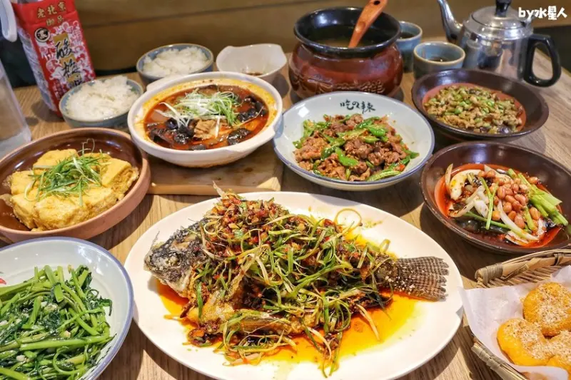 超人氣平價百元川菜！一到用餐時間就爆滿，麻辣干鍋收汁入味，免收服務費附插座