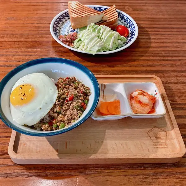 森林系女孩必訪的文青浪漫咖啡廳，療癒巧克力狗狗牛奶浴融化少女心 | 【新北中和區-新蘆線-永安市場站】伍伍零-Garage550 中和店