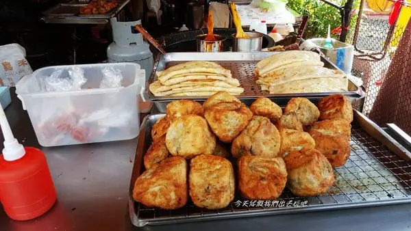 通宵王家水煎包。滿滿餡料的韭菜粉絲水煎包。