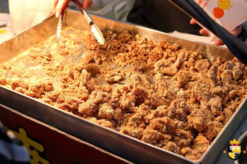 台南三角骨／每日限量晚來吃不到／夜市限定只賣1樣／還沒擺攤就排隊／獨家中藥醃料／無店名隱藏版美食／生意好到老闆手都沒停過