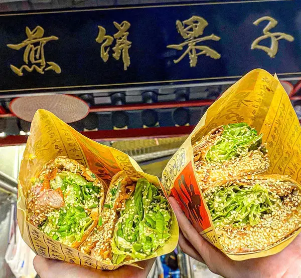 (台北西湖站)老大爺煎餅果子 內湖美食 內湖科技園區美食推薦 天津街邊小吃 可麗餅2.0 銅板美食cp值高 厚度超厚 新奇口感熱熱吃冷冷吃都好吃