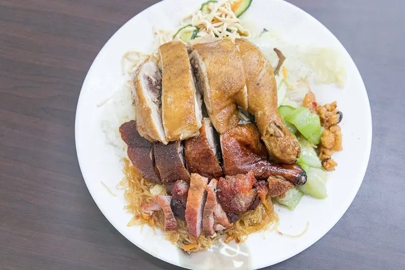 【台北捷運美食】【幸福站美食】新莊人氣燒臘便當店-鴻廚燒臘小館.霸氣雙腿飯.烤鴨腿飯只要90元