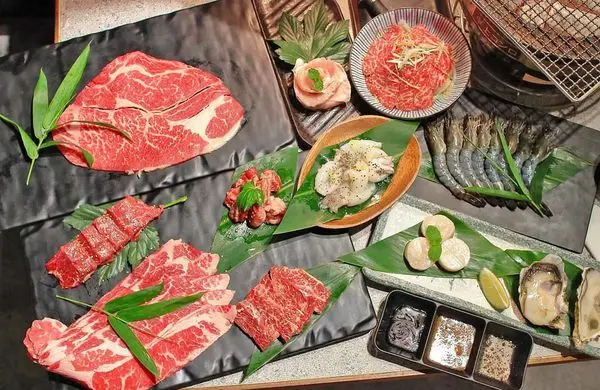 【桃園美食】鬥佐燒肉-100%原肉食材！比10元銅板還大的干貝、生蠔無限量！高品質燒肉吃到飽餐廳