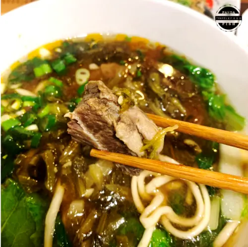 ▶新北美食◀大媽川味牛肉麵。鶯歌在地人愛吃的香濃牛肉麵