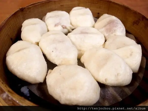 花花，甲飽沒【台北食記】圓山老崔蒸包 隱身巷弄內人氣古早味！Ｑ彈口感相當特別！