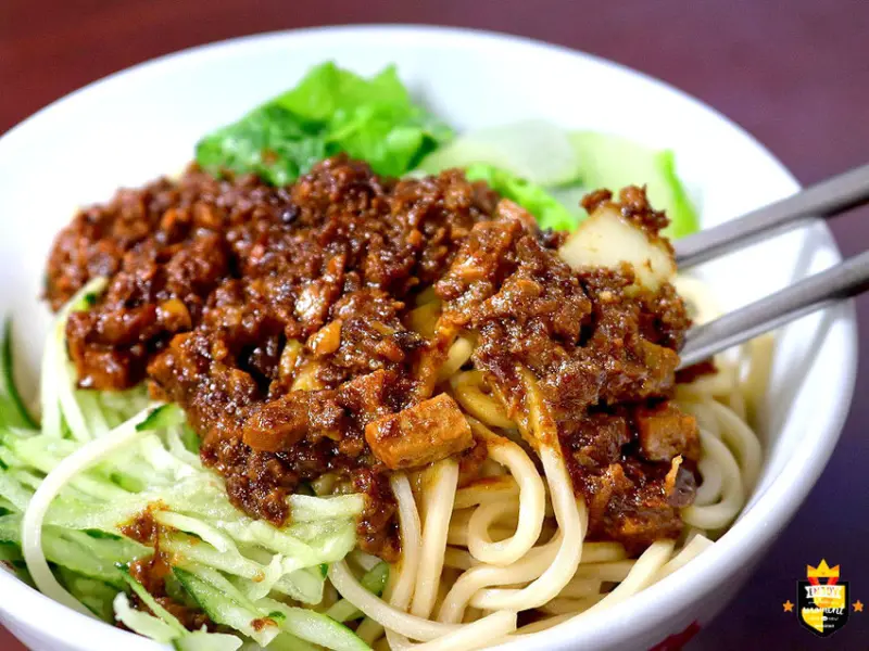 台南麵店／只賣晚上飄香近20年／沒有店名老饕才知道／道地外省眷村口味／誠實商店自己找錢／在地人口袋名單沒有觀光客／大學生從入學吃到畢業