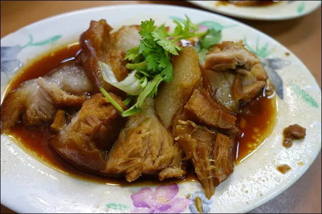 《捷運淡水信義線/民權西路站美食》黃記魯肉飯&晴光紅豆餅~晴光市場熱門排隊美食