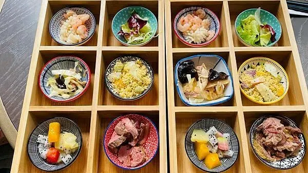 只要250元！板橋希爾頓酒店商業午餐，精緻六宮格料理與八選一主餐，提前預約避開失望。