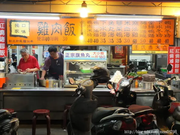屏東市美食。王氏魯米血 夜市雞肉飯創始店。民國36年創立老字號雞肉飯 必吃獨家口味手工米血
