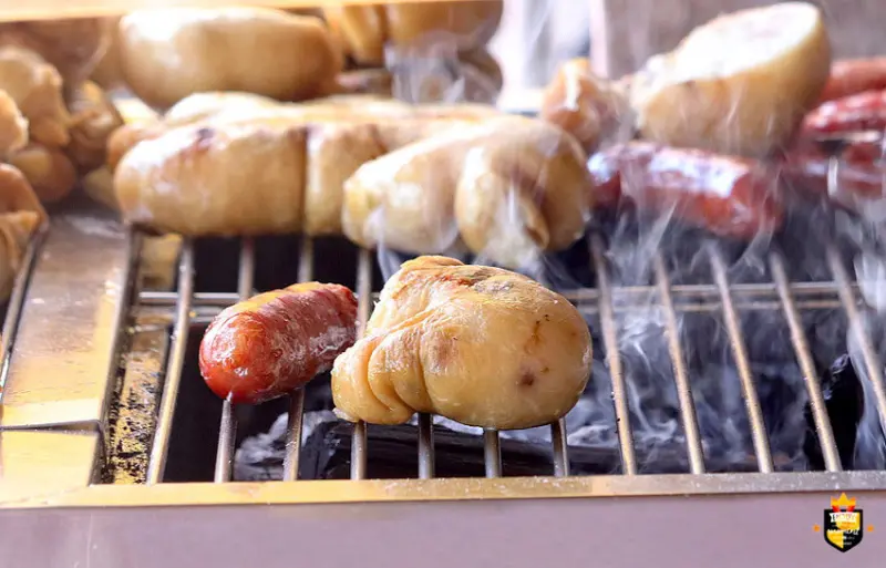 台南大腸香腸／廟口傳統古早味／30多年老店／自家手工灌製／使用木炭烘烤／老饕私藏口袋名單／在地人從小吃到大