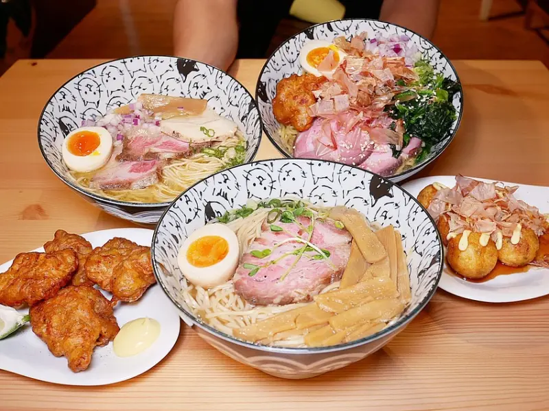 新店大份量拉麵推薦，特色拌麵直接給兩球麵超飽足，麵條Q彈有嚼勁我喜歡，還可以免費加湯喝到飽-海貓亭拉麵